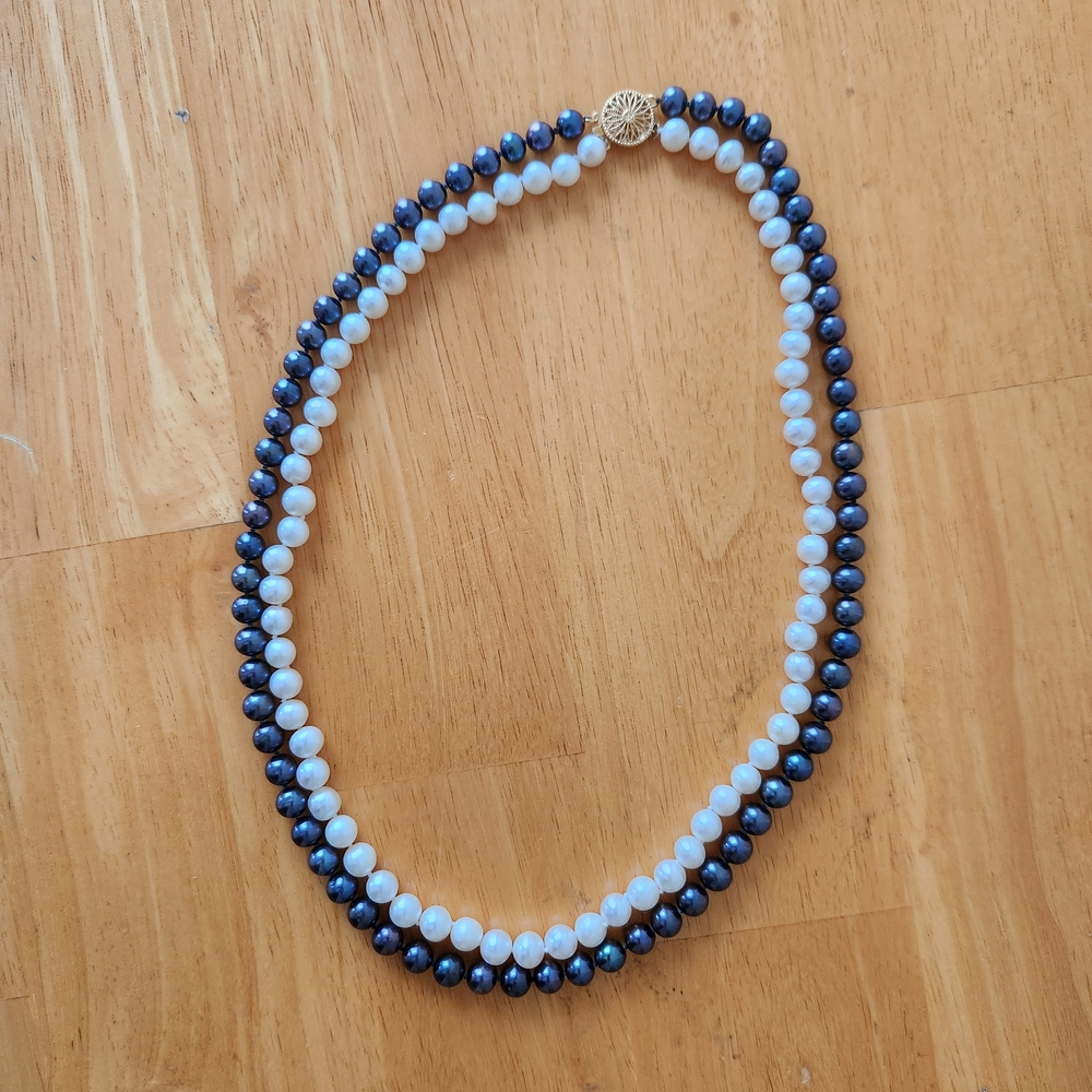 Elegant Black and White Pearl Necklace
